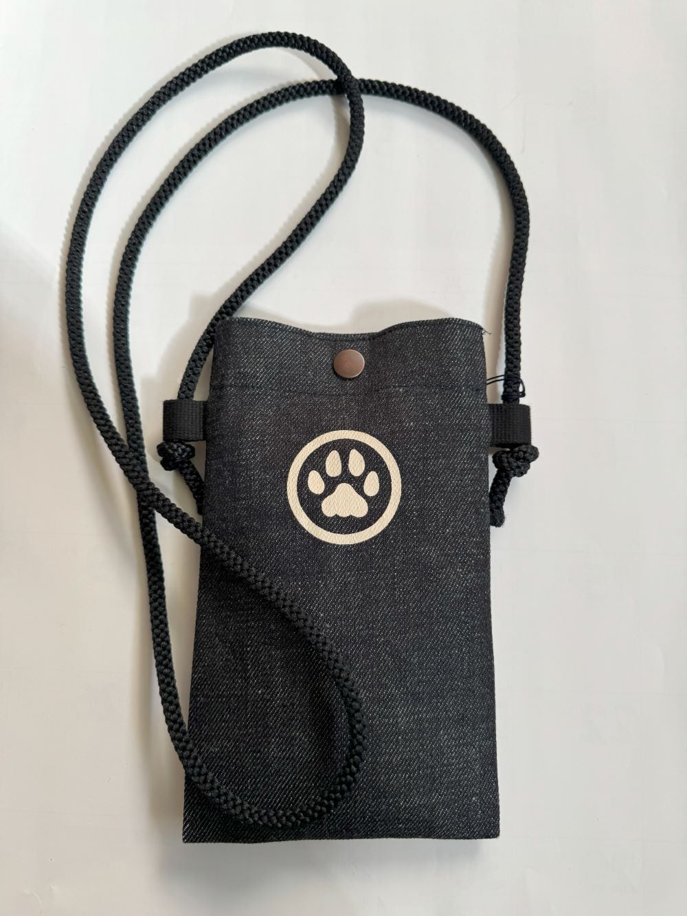 岡山デニム「にゃおとら」肩掛けスマホケース（B） Phone case