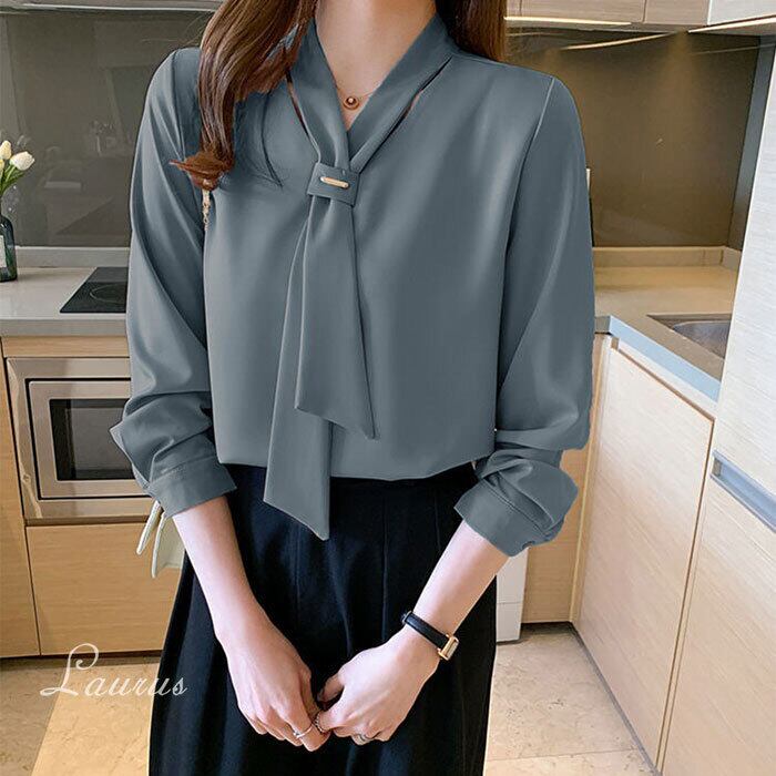 黒いスーツのインナーとしてもピッタリなバレンシアガのブラックT