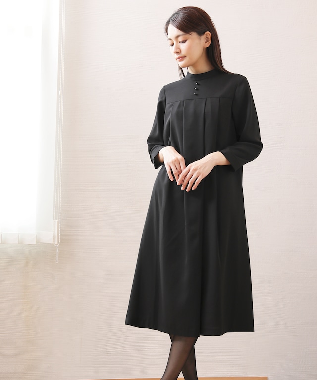 再入荷！【洗濯機で洗える】【喪服・礼服　WEB限定】ブラックフォーマル　ヨーク切り替えタックフレアーワンピース（マタニティでも着用できます）/723160-724502