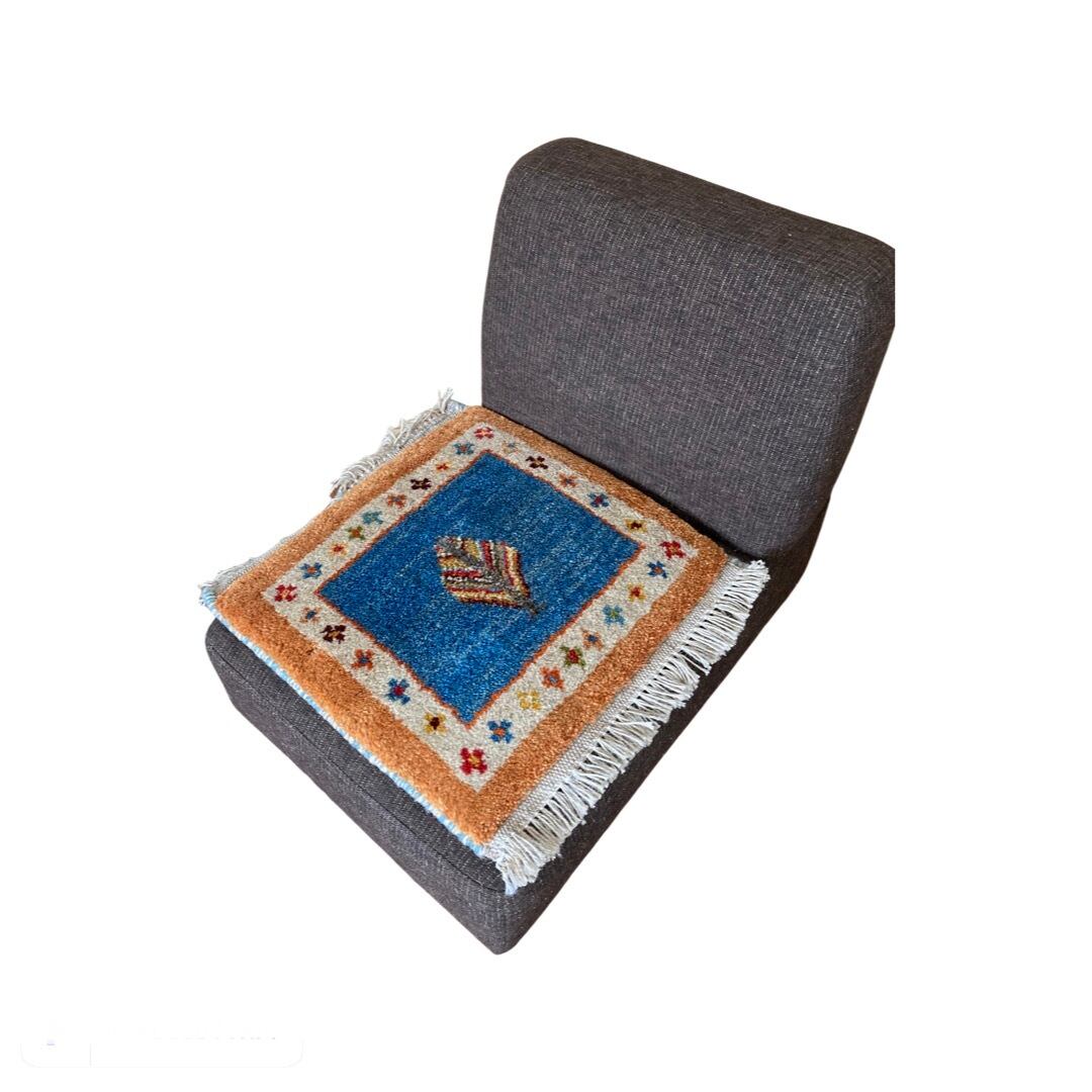 ペルシア産　ギャペ　座布団サイズのペルシア絨毯
