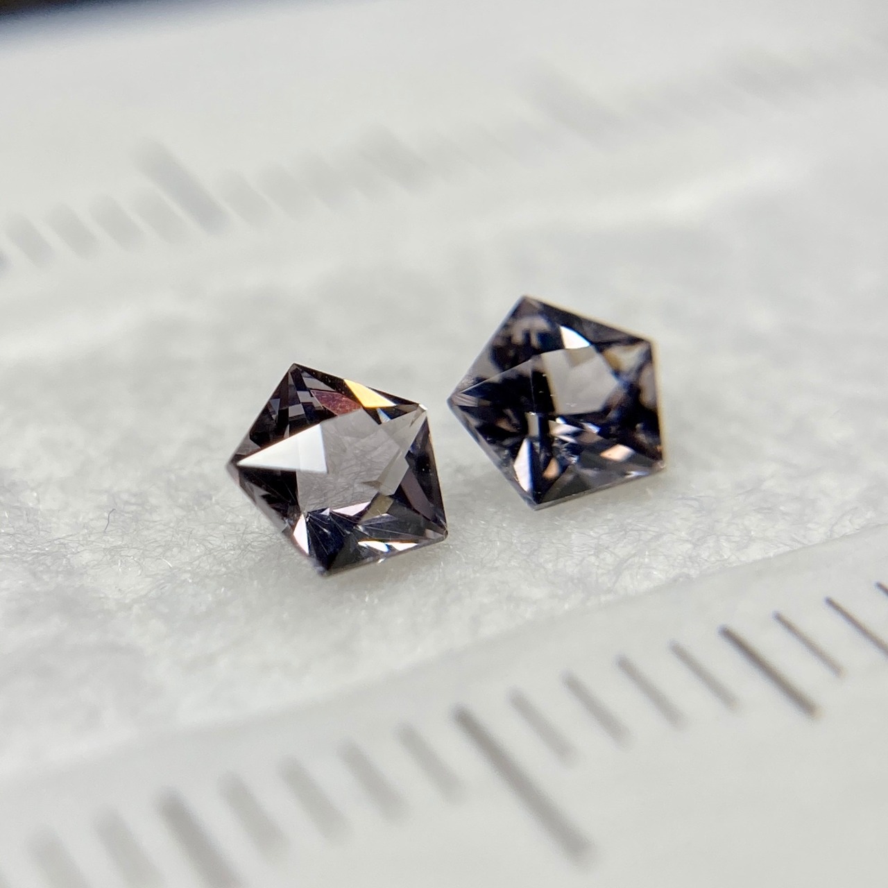 星のスピネル　2点セット 約4.2mm クールカラー B-4