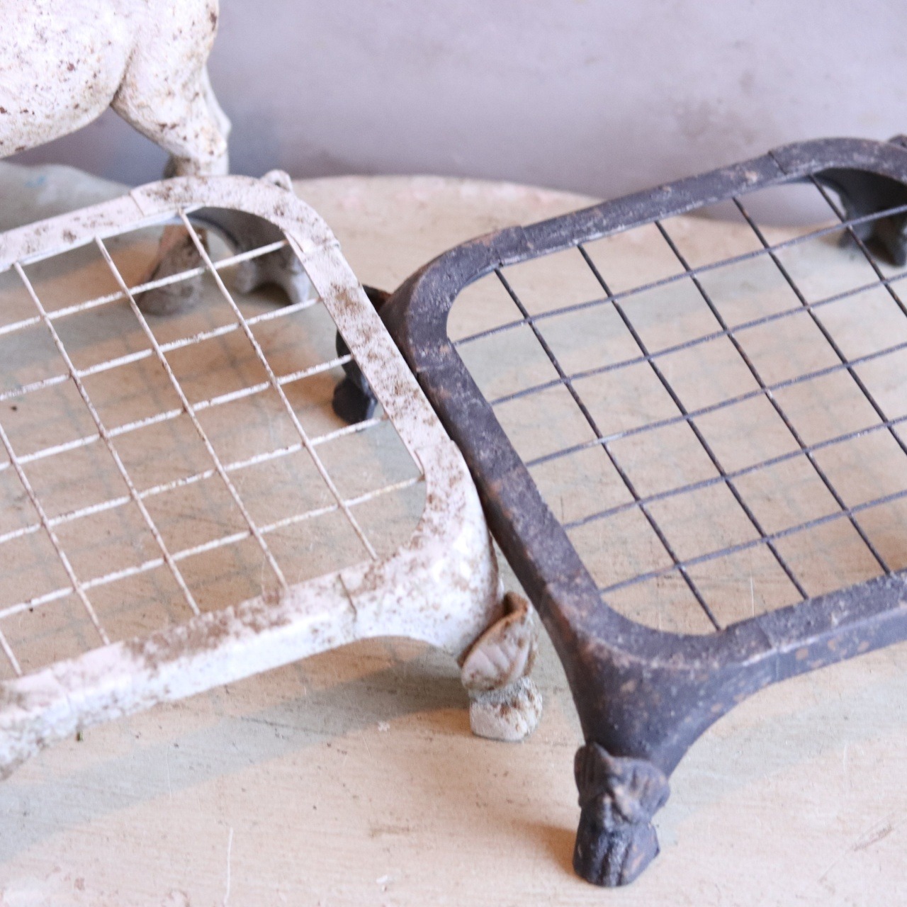 mondimanche 花台　シャビースクエアスタンドSDY｜シャビーシックなテイストの花台　水はけよくオシャレに飾れる　UF677