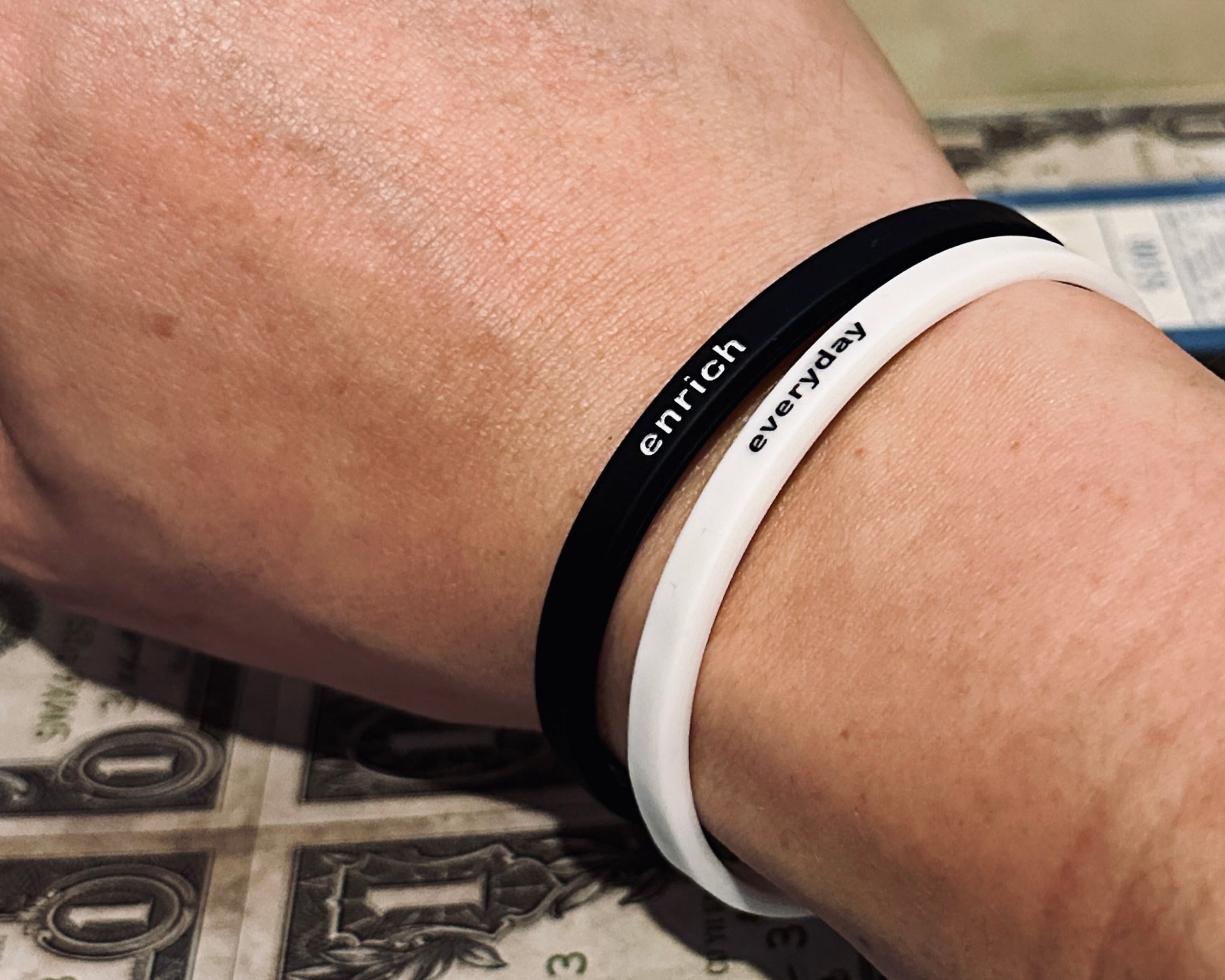 everyday Signature Band（BLACK ＆ WHITE SET）／シリコンバンド