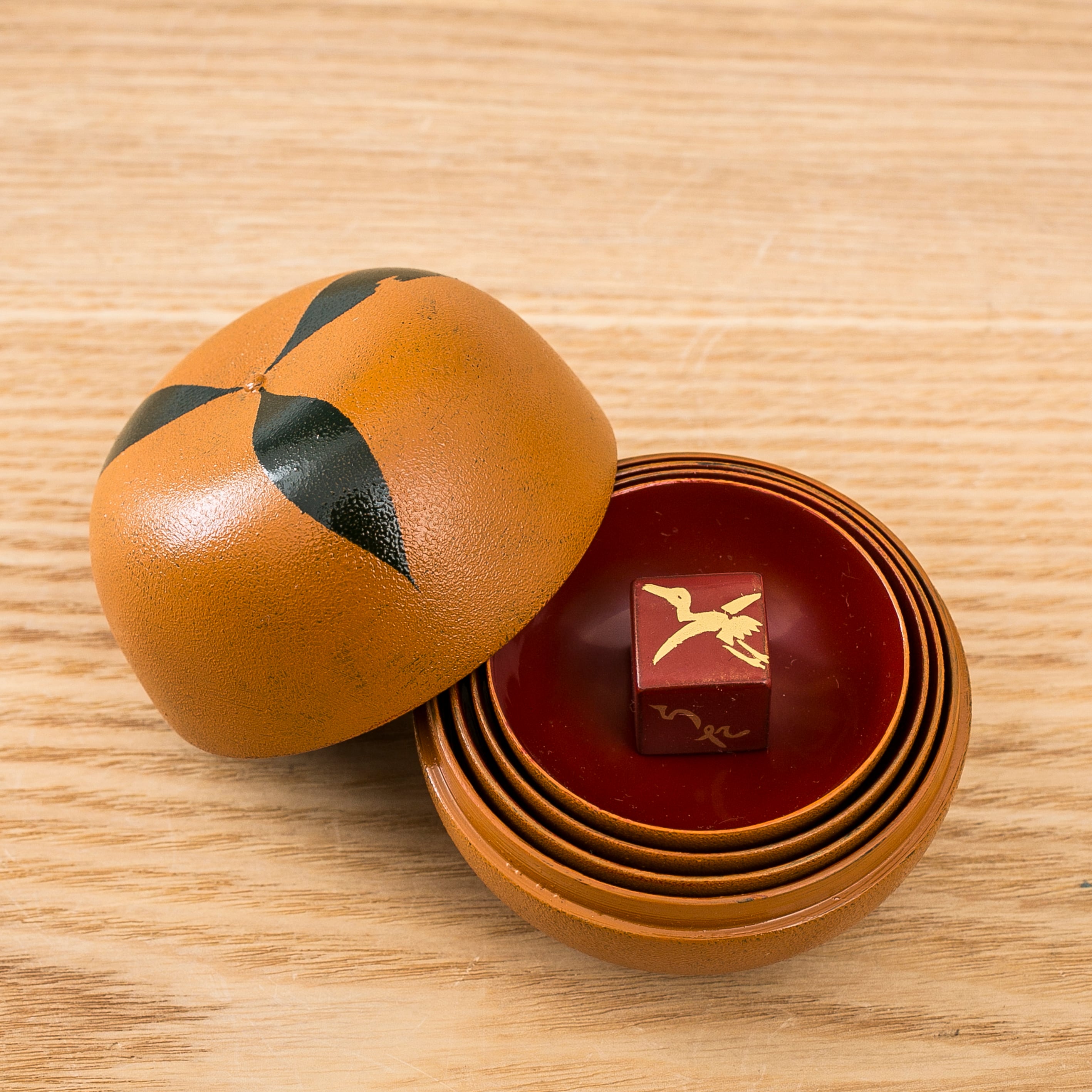 朱塗　金蒔絵山水文　卵殻盃　時代箱付　V　R4157 朱塗 金蒔絵山水文 卵殻盃 時代箱付 V R4157