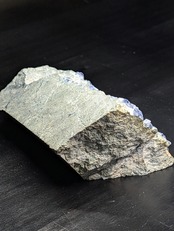 【キャビネットサイズ】ベニトアイト母岩付き　San Benito Co. California.U.S.A 　AS91000122