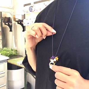 【完成品】ジャスミン花の眼鏡ホルダーになるチョーカー(マルチカラー)