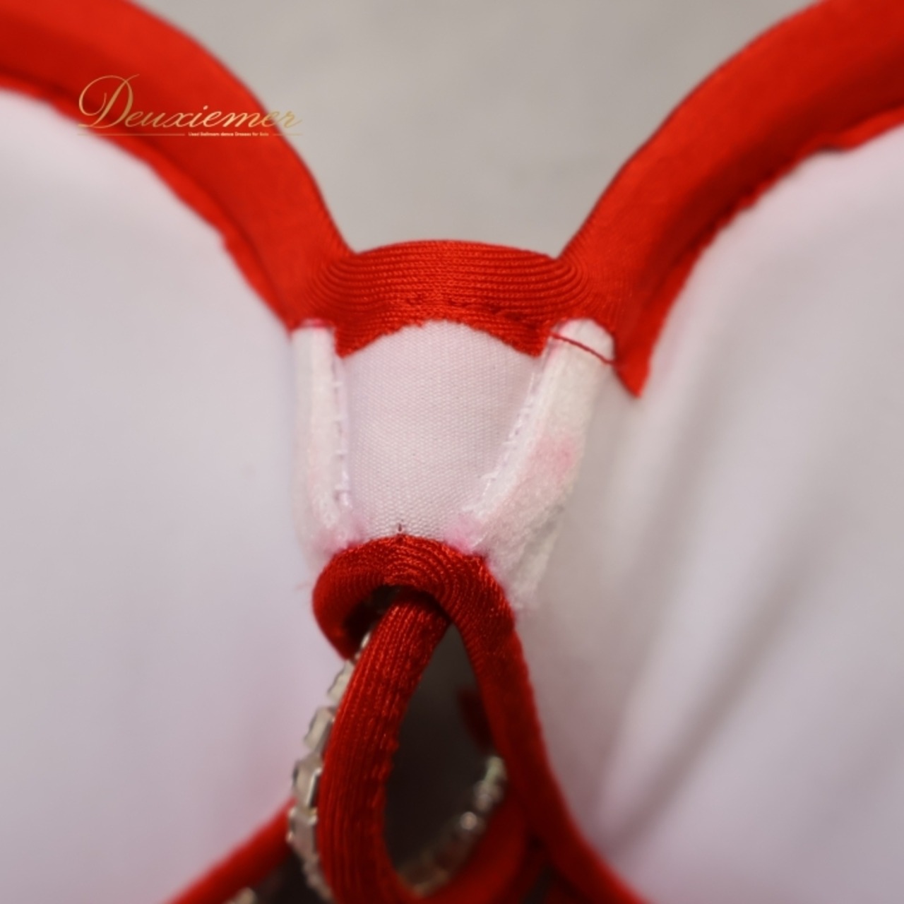 ベリーダンス オリエンタル 衣装 上下セット レッド系 花 スパンコール ビーズ フリル トップス スカート ベルト 花 煌びやか スリット 装飾 豪華 華やか 上品 ダンス衣装 舞台 ボリューム キラキラ ゴージャス 赤 オレンジ系 ピンク系