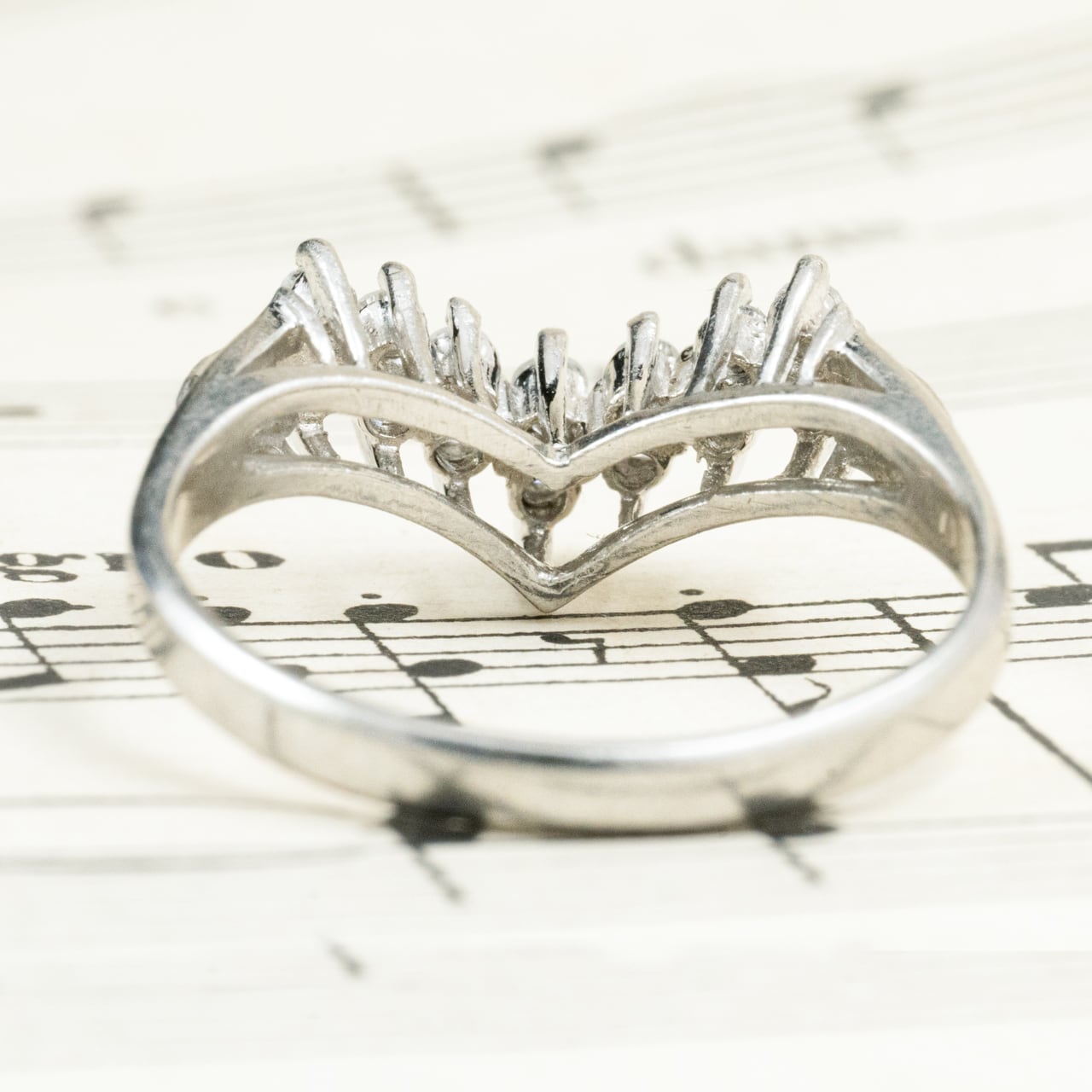 日本の作品】昭和レトロ ヴィンテージジュエリー V字 デザイン リング