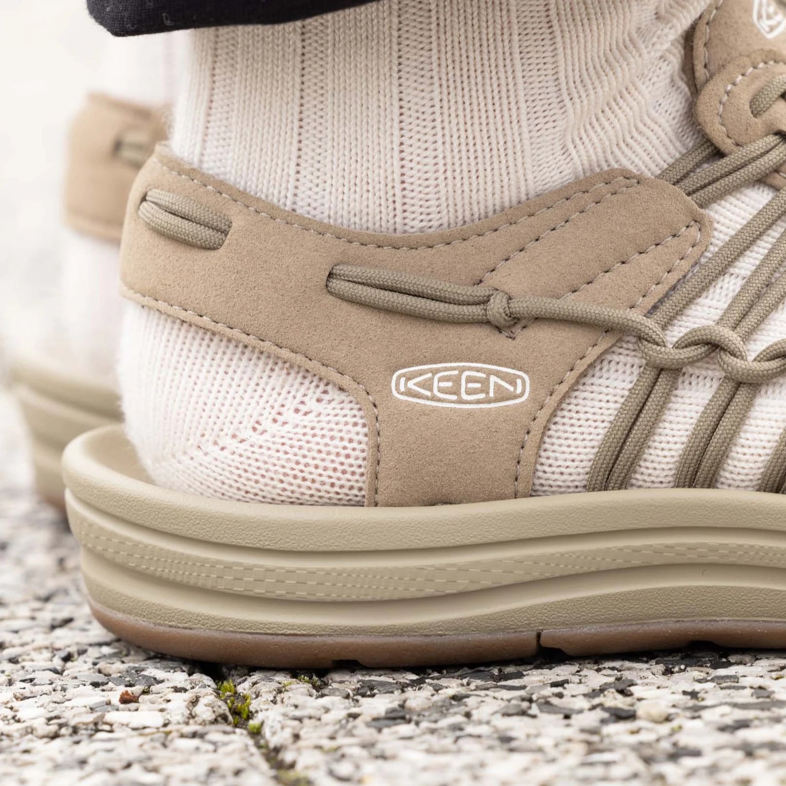 【美品】KEEN キーン UNEEK ユニーク 24 KEEN キーン】UNEEK ユニーク (Timberwolf/Plaza Taupe) | CARNOSA DOORS