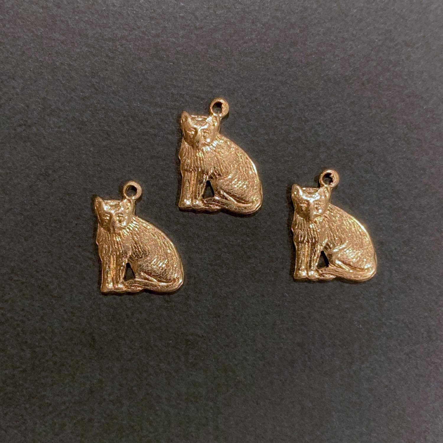 真鍮 猫チャーム ステンレスピアス 真鍮 猫チャーム ステンレスピアス