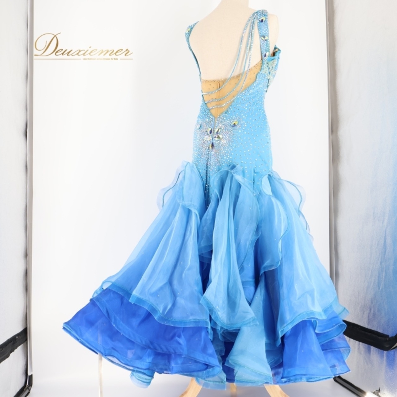 社交ダンス 衣装 スタンダードドレス ワンピース ドレス 水色 フロート デモ 競技 ダンス パーティ 発表会 フリル レース 青 ブルー系 スカート 発表会用 レディース フォーマル コスチューム フェミニン ロマンティック おしゃれ エレガント ステージ 競技用 ダンス衣装