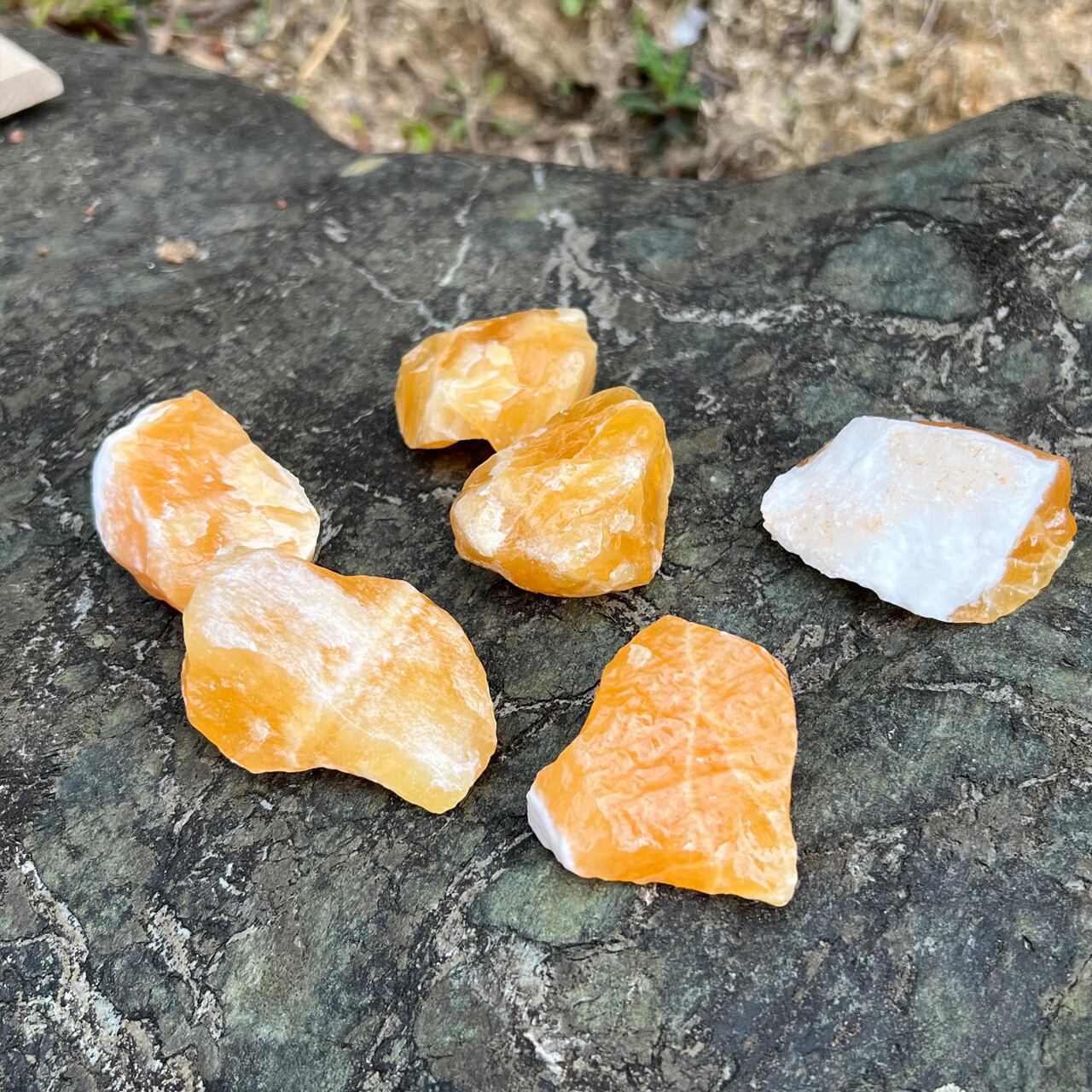 エクストラグレード オレンジカルサイト ラフカット 原石 Lサイズ