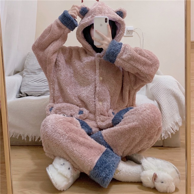 【送料無料】レディース ルームウェア クマ 着ぐるみ パジャマ 上下セット 熊 くま耳 フード付き トップス ボトムス 2点セット ツーピース パンツ ズボン ふわふわ もこもこ モコモコ ボア 暖かい あったか ボア ファー くま ポケット フロントボタン 前開き 長袖 袖あり ゆったり ゆる ルーズ 可愛い かわいい お泊り デート 部屋着 寝巻き ナイトウェア 大人可愛い ママコーデ ママファッション 韓国 オルチャンファッション 人気 トレンド 新作 20代 30代 40代  CO1638