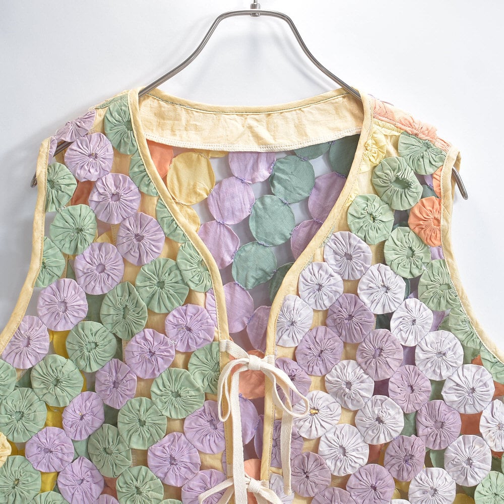 Remake ハンドメイド デザイン リメイク ヨーヨーキルト ベスト パッチワーク レース メッシュ 再構築 ツギハギ 幾何学模様 レトロ レディースL相当