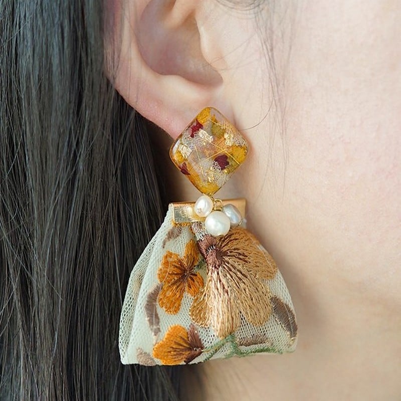 べっ甲フラワー刺繍リボンピアスイヤリングビジュー大ぶりタッセル黒
