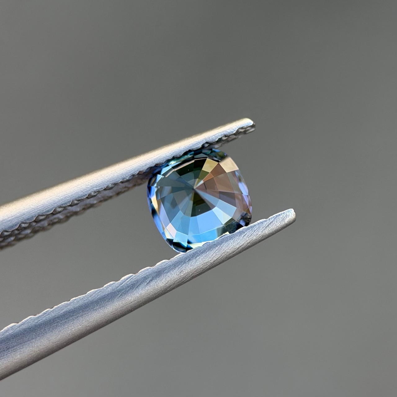カラーチェンジジルコン 4.6x4.5mm, 0.64ct, ミャンマー産