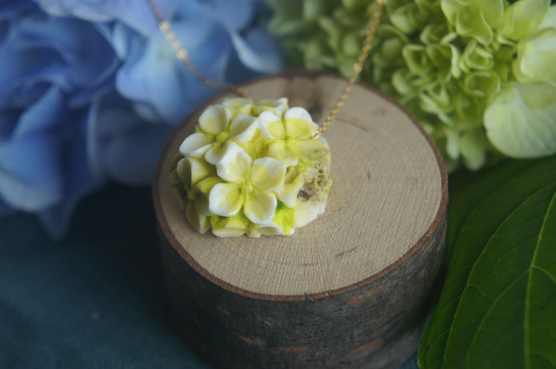 鹿角彫刻「紫陽花 一朶」ネックレス | deer bone 