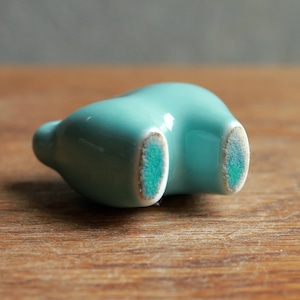 凛々しくこちらを見つめる、磁器の犬 4