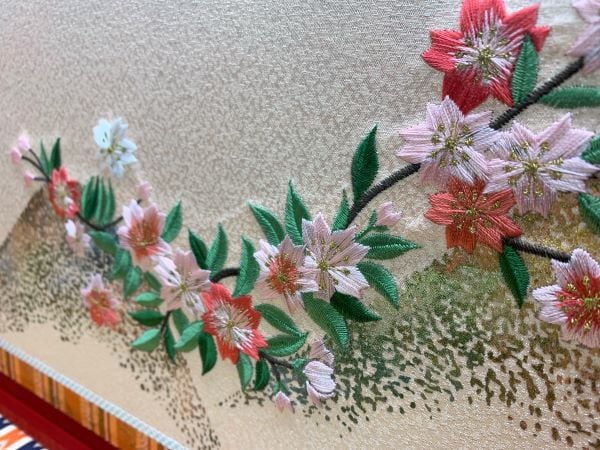 朱赤収納金彩刺繍屏風セット　芥子 金彩山に桜柄刺繍飾台のみ（9021B）雛祭り　ひな祭り　雛人形　道具のみ　収納飾り　海外土産　ひな人形　イベント　 飾り台 | 株式会社 山本人形 powered by BASE