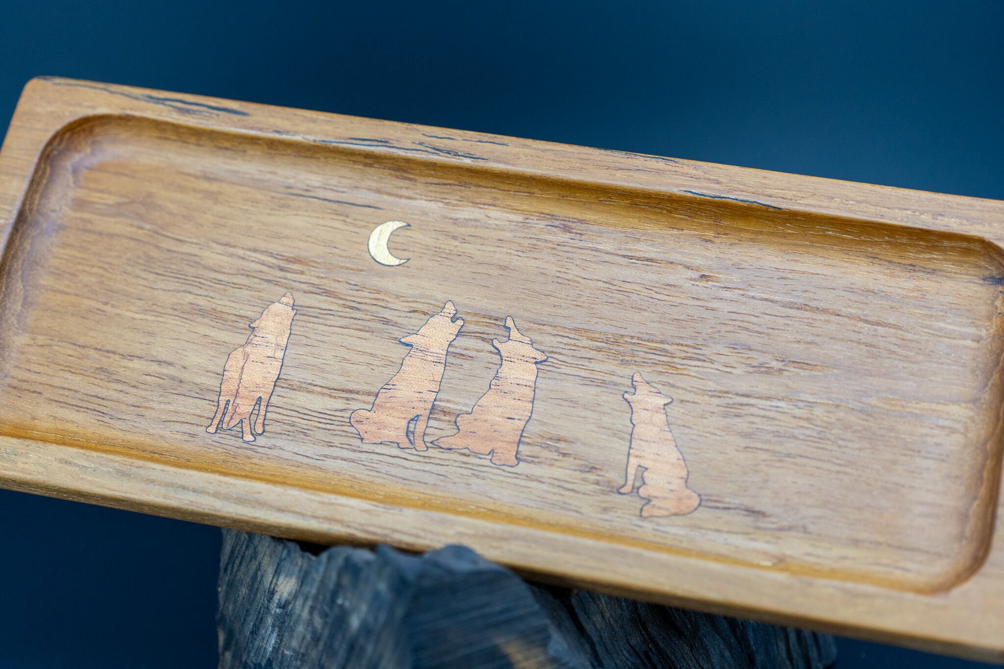 ※【時代を跨ぐ銘木】 チーク ペントレイ 象嵌 月に吠える