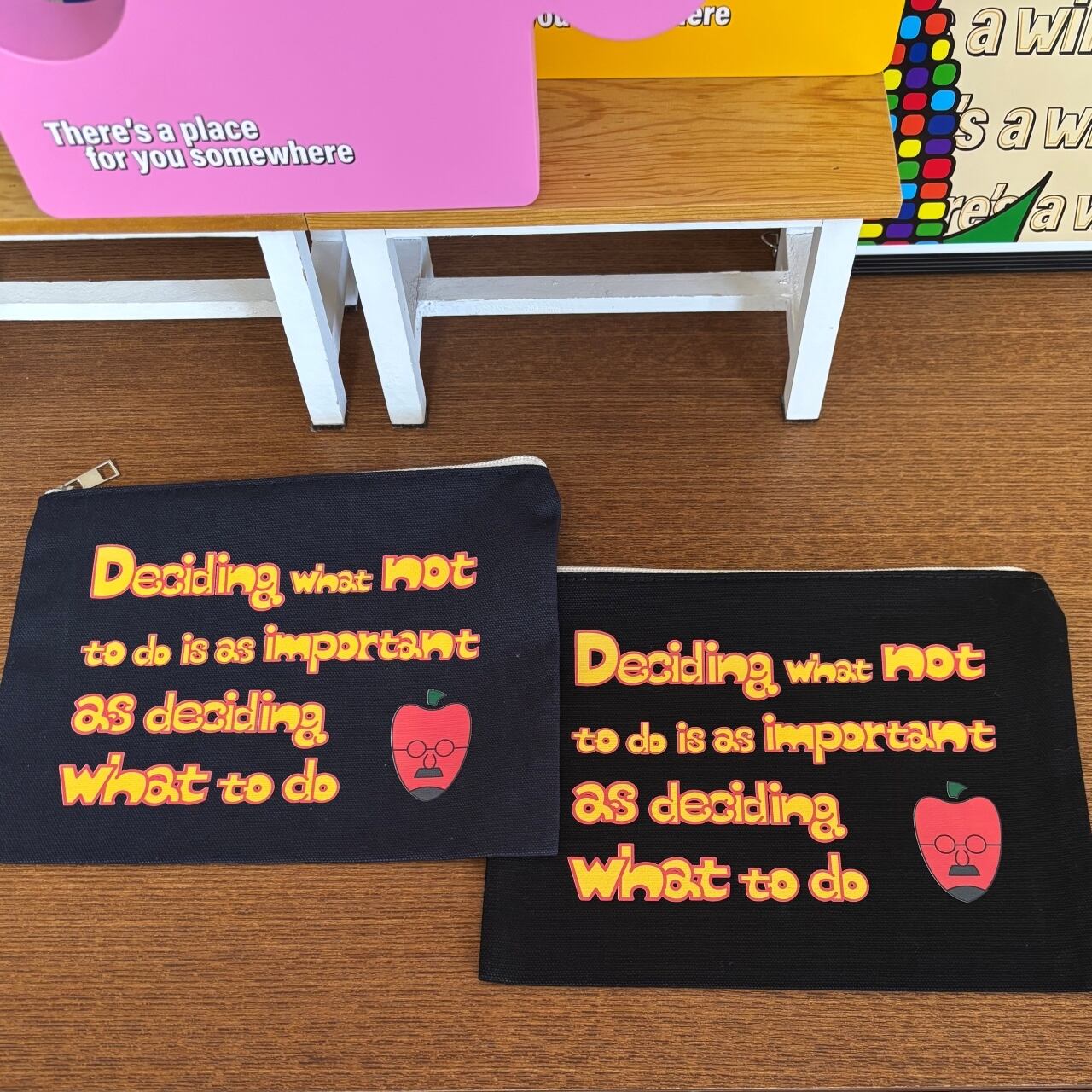 DHD(M)031【キャンバスフラットポーチ（ミッドナイトブルー）　りんごおじさんⅢ】