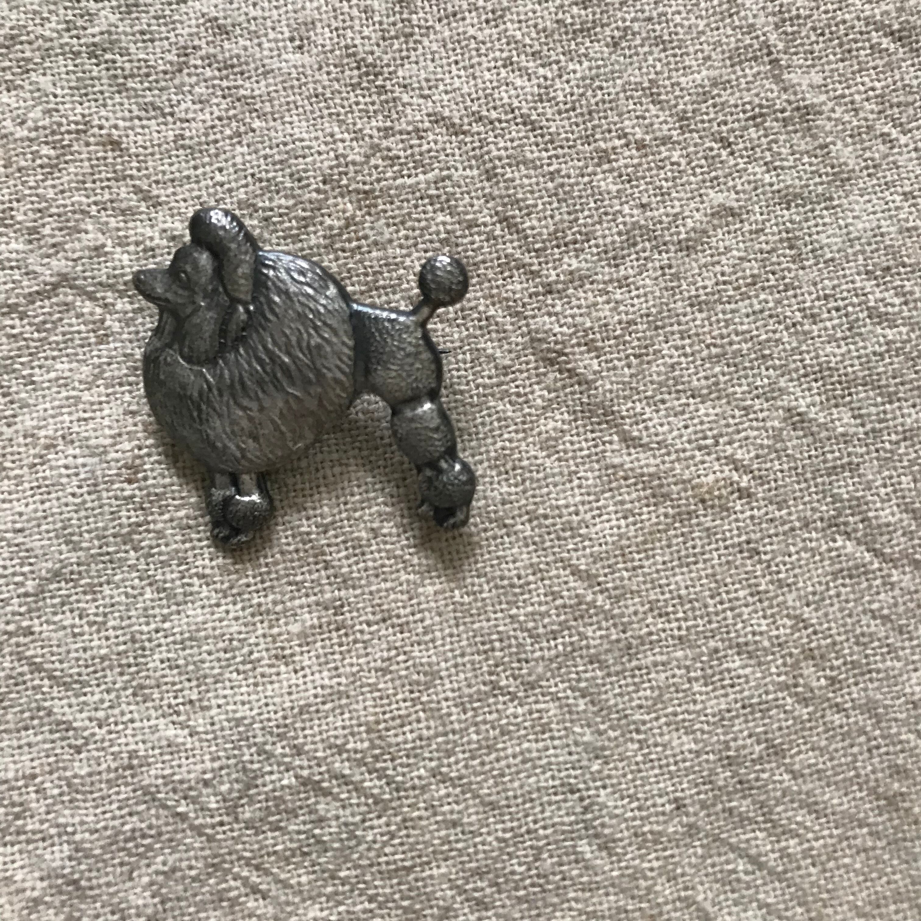 高貴な犬のブローチ