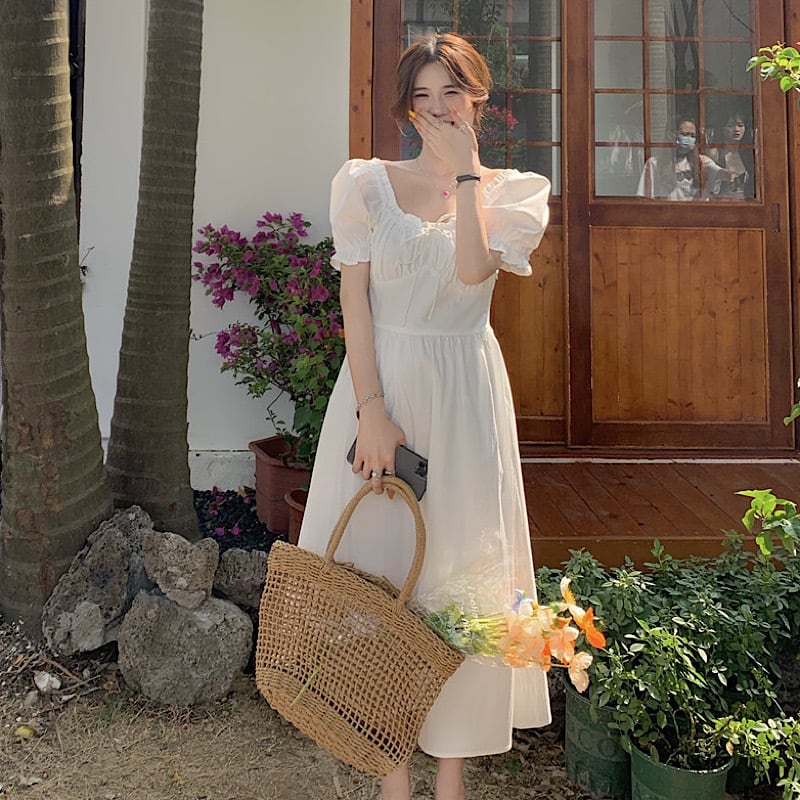 夏の一目惚れワンピ Aライン ワンピース ホワイト パフスリーブ フリル ミモレ丈 膝丈 清楚 ガーリー デートコーデ デコルテ 女っぽ Lamitte Deco トレンド 韓国ファッション ショップ Base店
