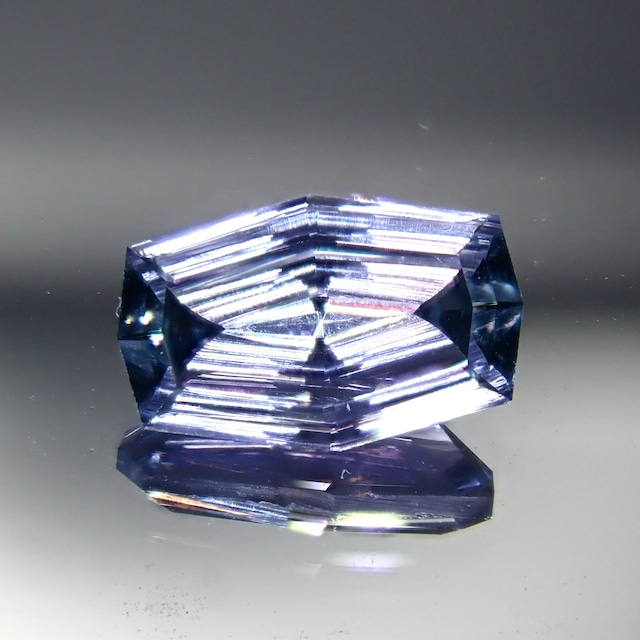 【Radiant Kiriko Cut™️】氷柱のような透明感、切子の繊細な輝き　0.73ct 天然タンザナイト