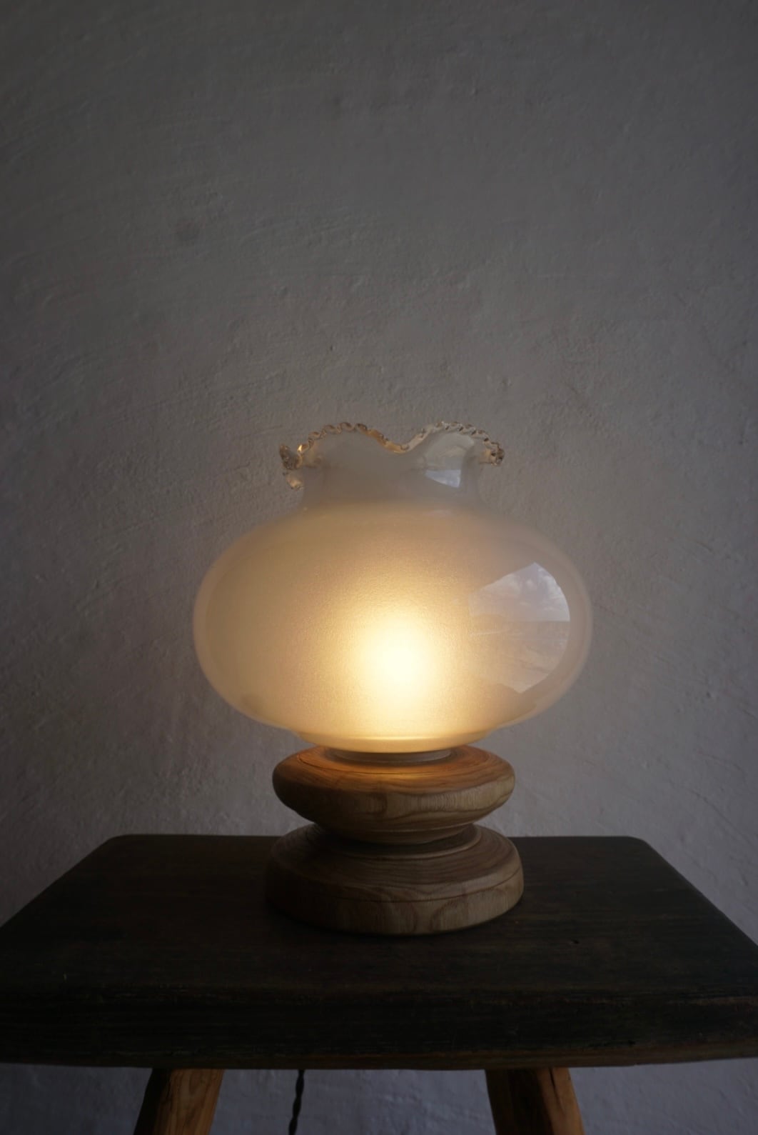 乳白色のアンティークガラスと栗のテーブルランプ | mingu gallery