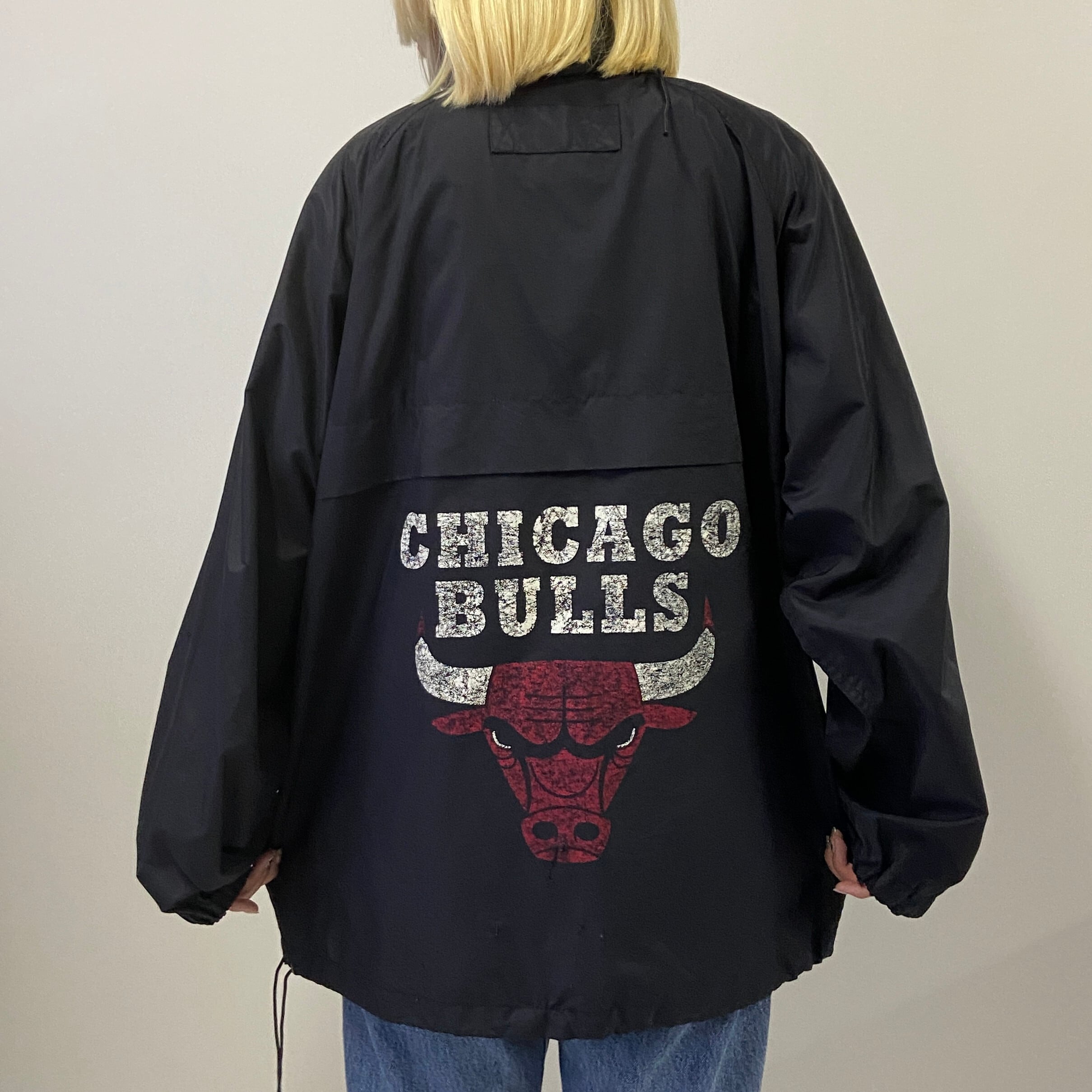 NUTMEG NBA シカゴ・ブルズ BULLS 刺繍ロゴ バックプリント ハーフジップ プルオーバー ナイロンジャケット メンズXL相当 古着  CHICAGO BULLS チームロゴ ブラック 黒 フード収納型【ナイロンジャケット】 | cave 古着屋【公式】古着通販サイト