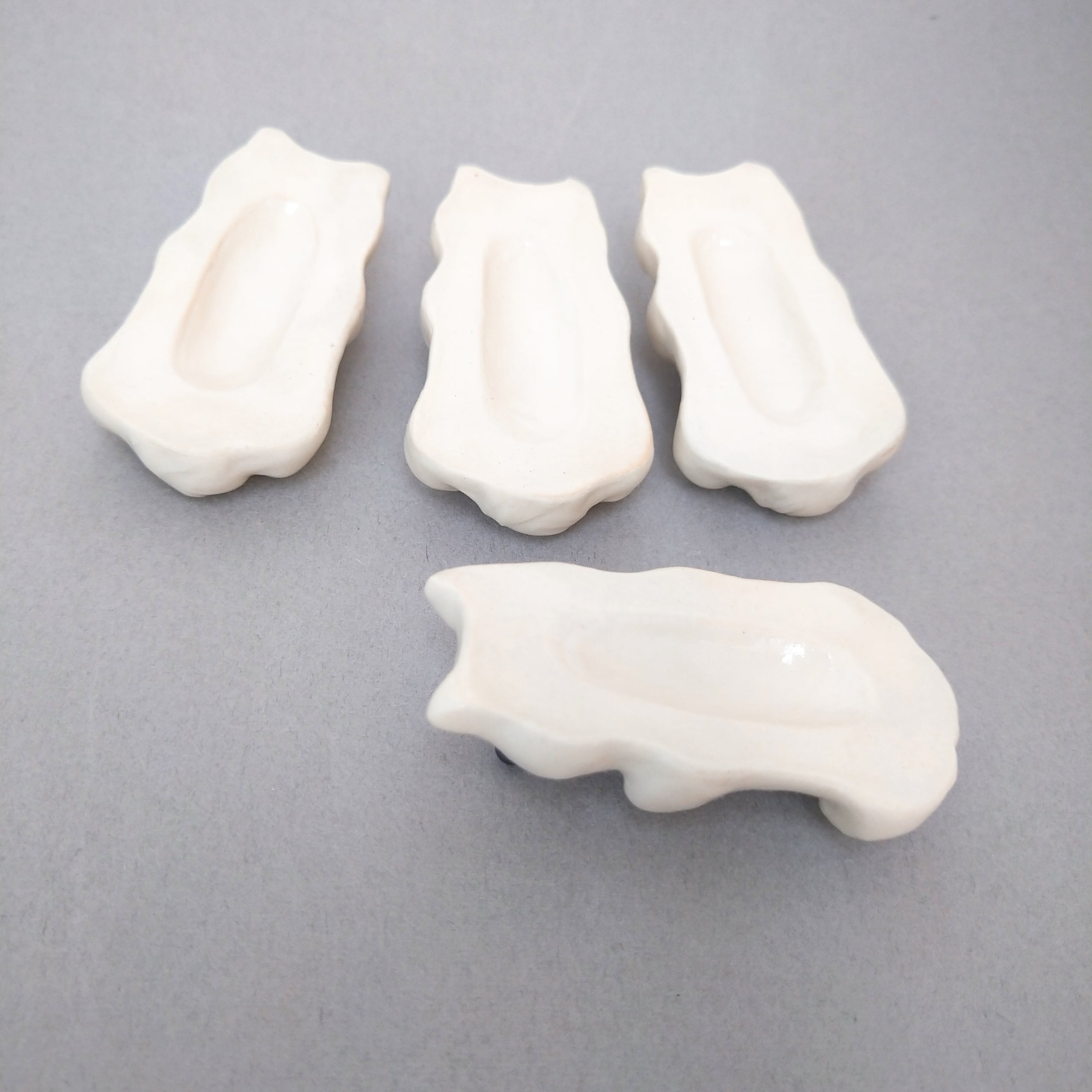 白い犬の箸置き(仰向け) | 陶器のことり