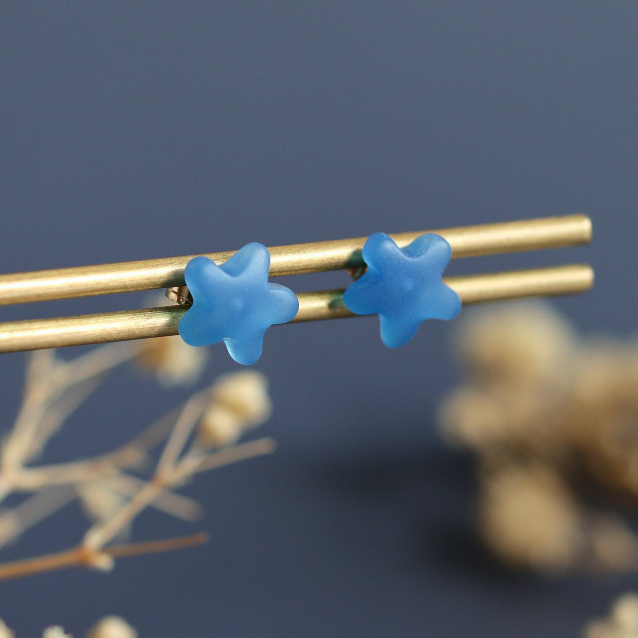 そっと花咲くブルーアゲート/スタッドピアス/14kgf/一点もの/天然石