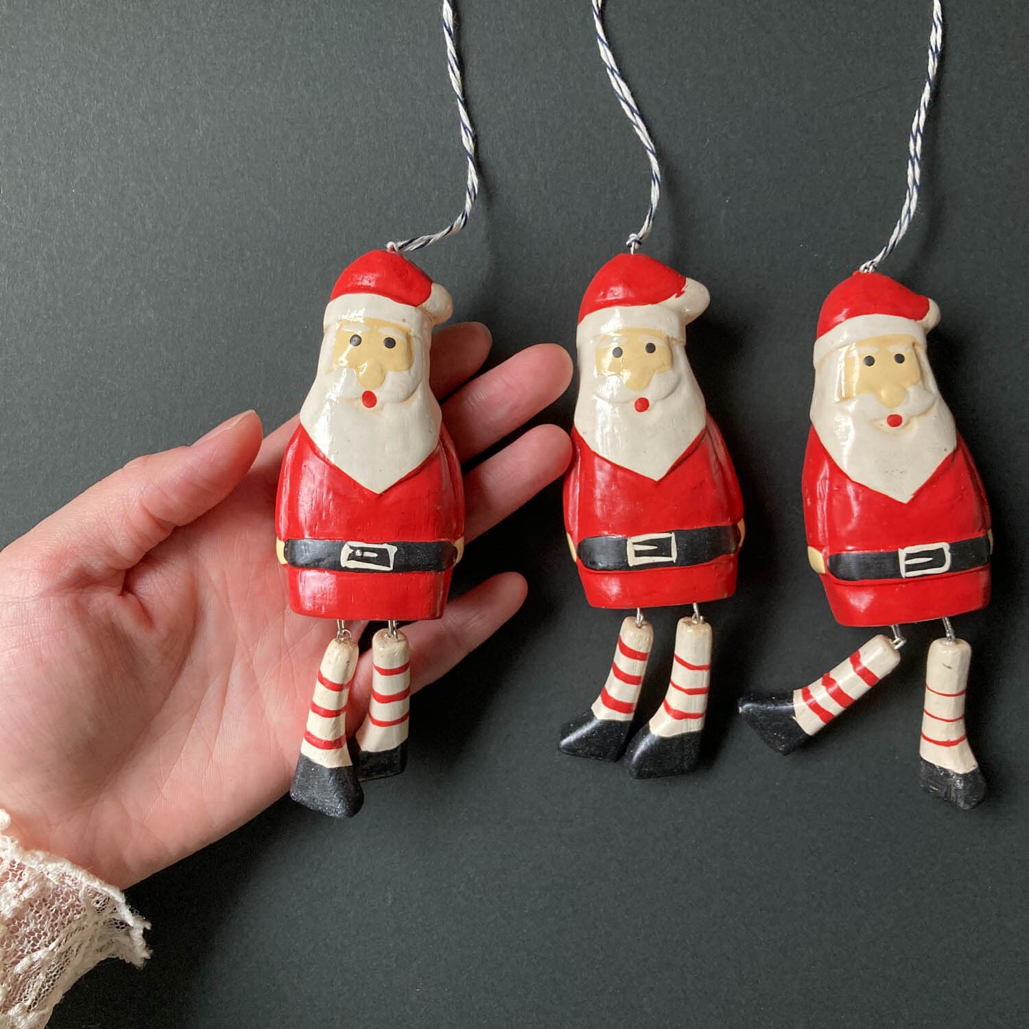オーナメント 足ぶらぶらしましま靴下サンタ | Dua-アクセサリーパーツ