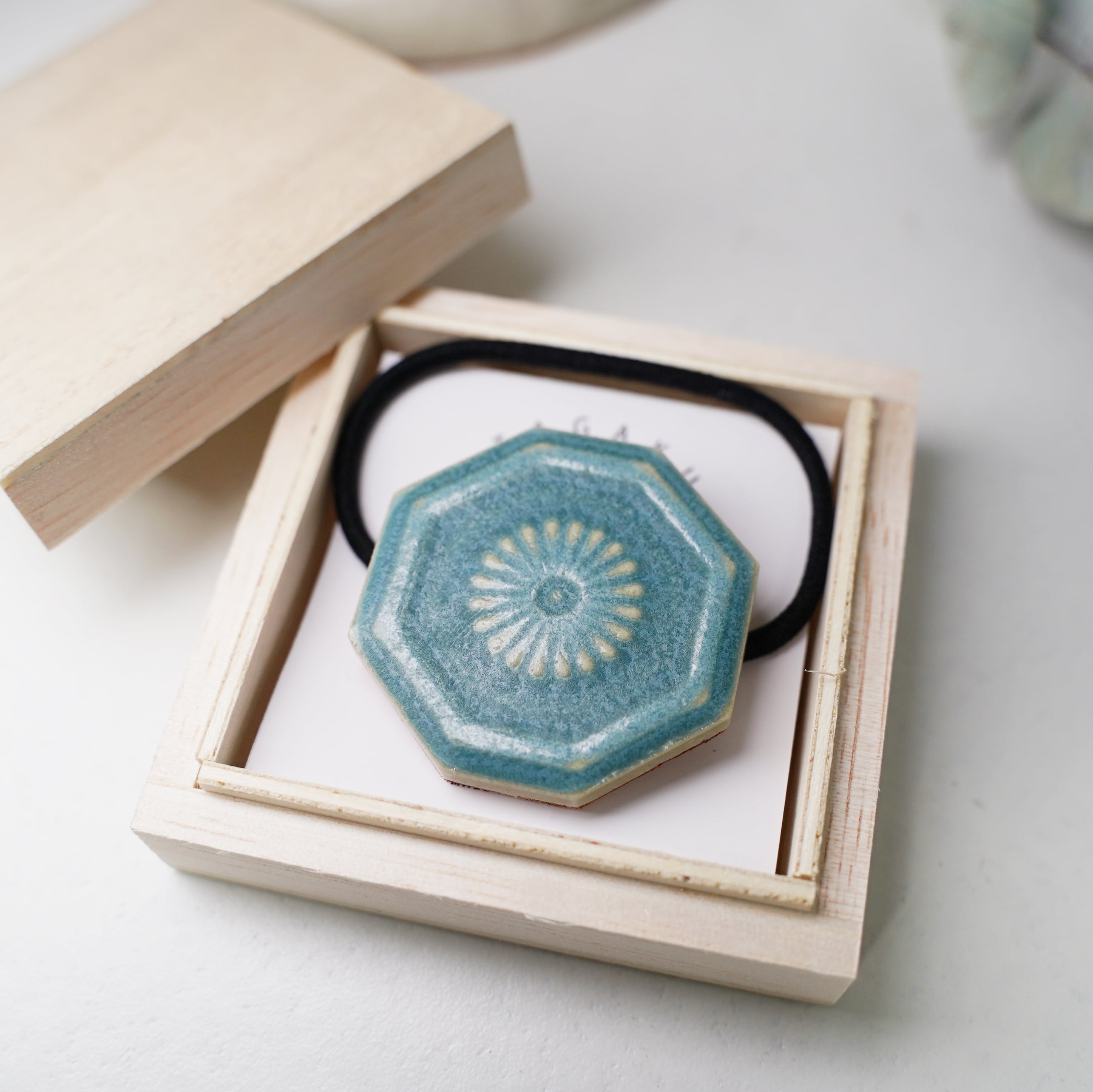 TH-81 美濃焼 ヴィンテージタイルのヘアゴム 裏面レザー加工 | TAGAKU