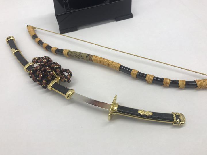 弓太刀飾り 二段飾り:大  弓藤巻・ケヤキ塗り：黒太刀 弓太刀飾り 二段飾り:大 弓藤巻・ケヤキ塗り：黒太刀 | 株式会社 山本人形