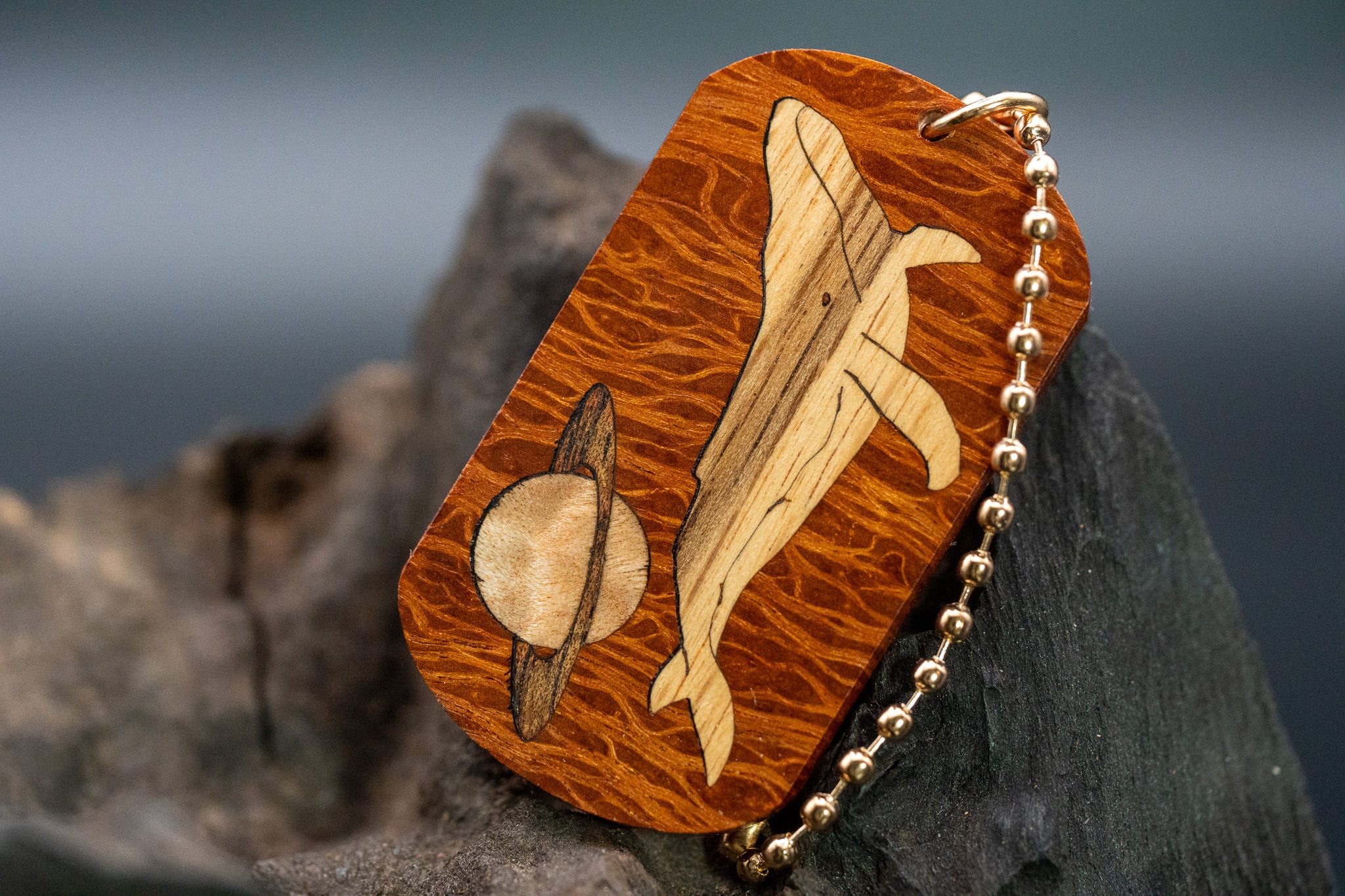 【 強さと美しさの象徴】シーオーク ドッグタグ 木象嵌 勇魚と惑星