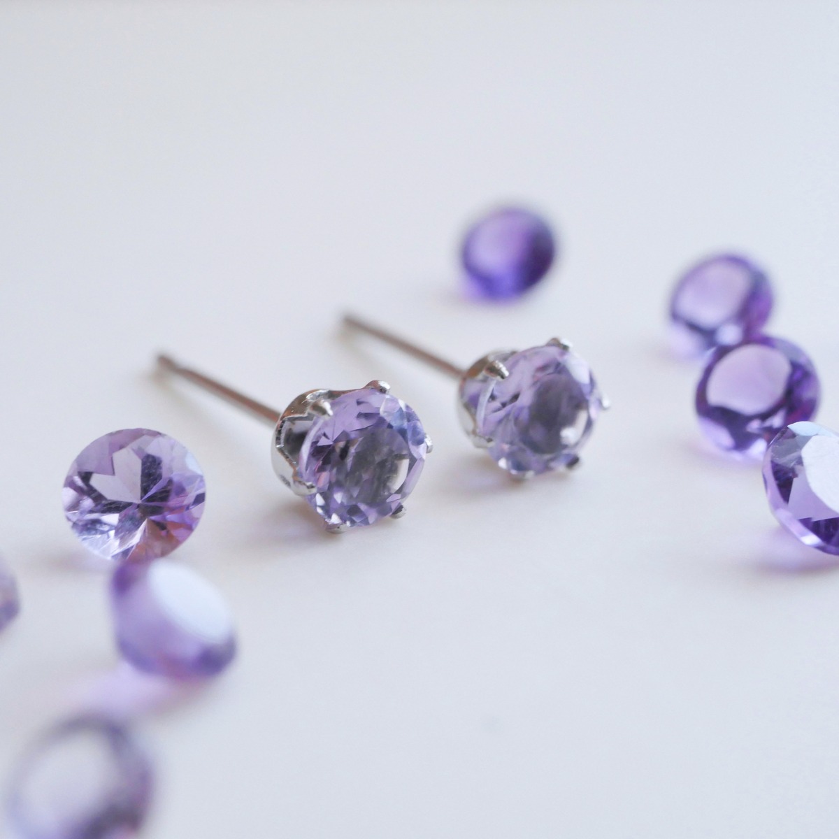 春紫のきらめき】アメジストの一粒ピアス4mm 天然石 2月誕生石 