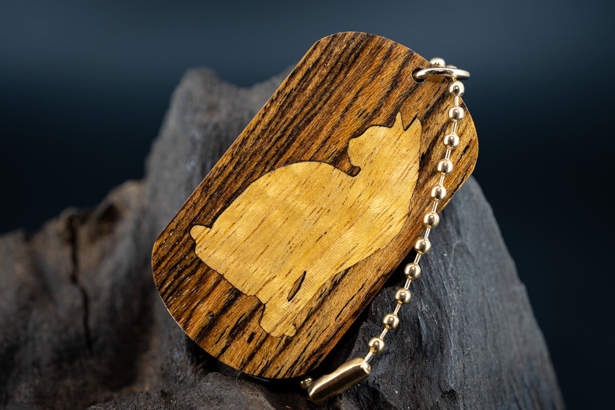 【黄王檀】リオグランデパリサンダー ドッグタグ 象嵌 優雅に座る猫