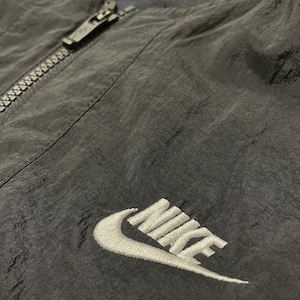 【NIKE】ブルゾン ナイロンジャケット 刺繍ロゴ  ジャンパー ジップアップ ナイキ US古着