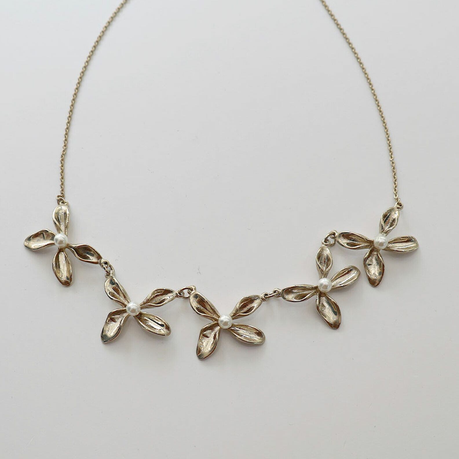 フラワーネックレス　メタル　パール　ボリュームネックレス 　パーティー　結婚式　二次会　韓国製