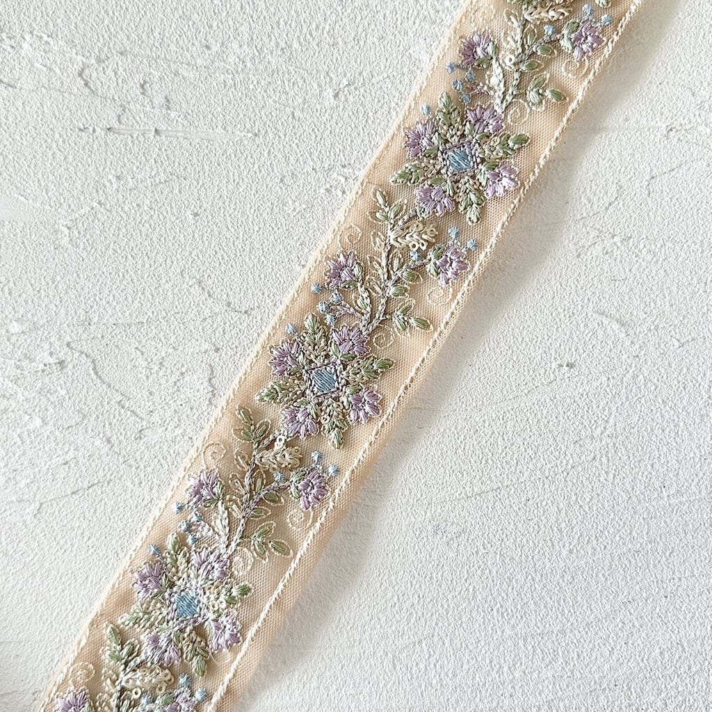 1ロール ライラックシャイン [ライトベージュ]インド刺繍リボン 3092