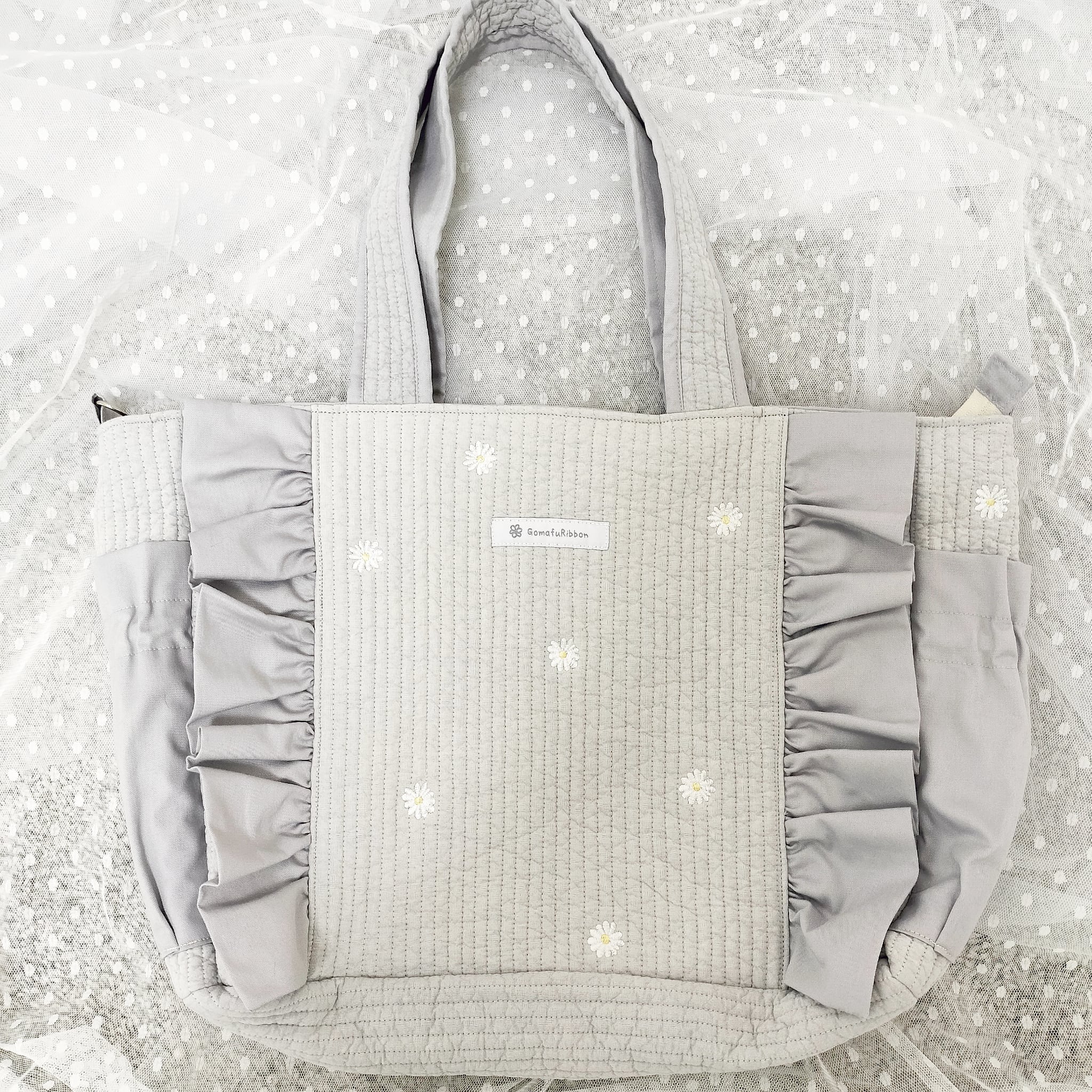 縦フリル付きマーガレット刺繍のヌビトートバッグ(グレー)