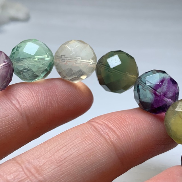 no9.多彩な変わった色合いフローライト・ブレスレット