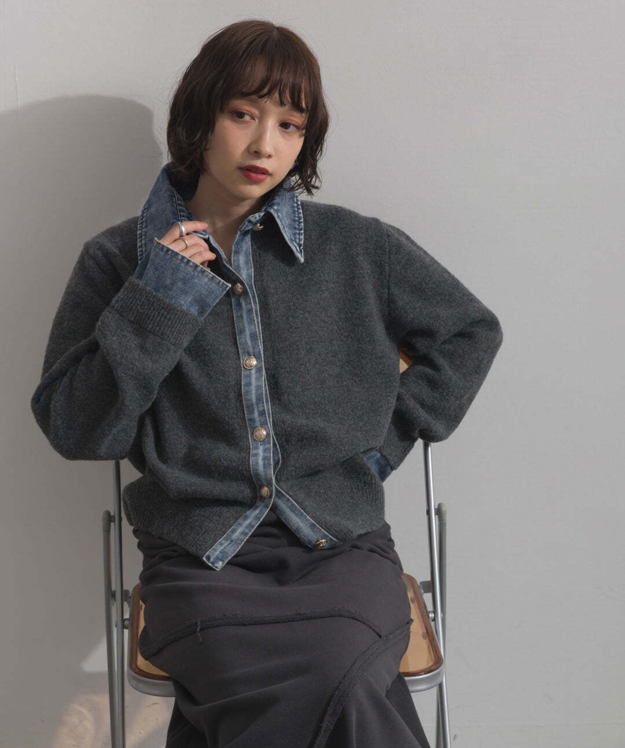 HD2510001 デニム襟レイヤード風ニットトップス charcoal