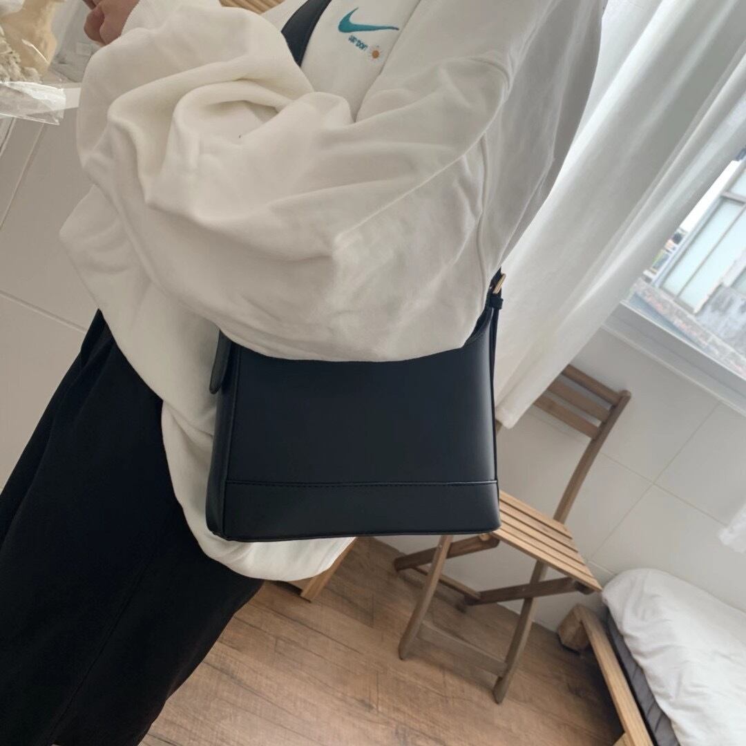 シンプルショルダーバッグ