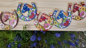 ウクライナ伝統絵画 ペトリキウカ塗り 木製ブローチ（ホメンコ作）馬　ホース