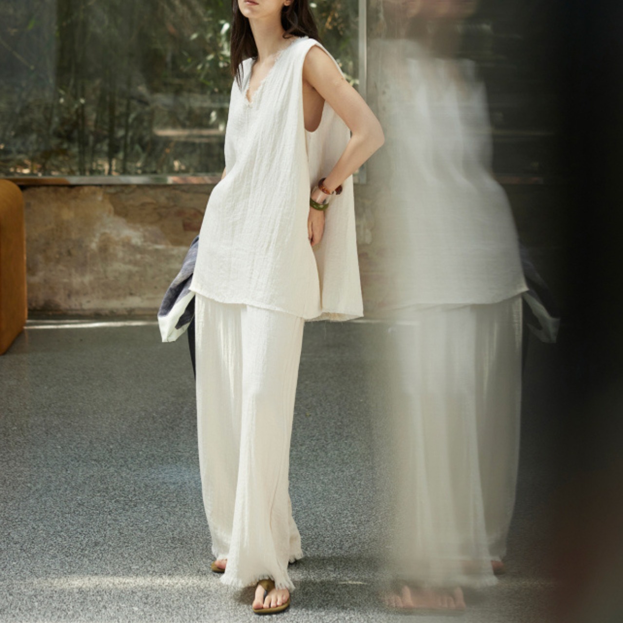 Sleeveless V-Neck tops    T3349