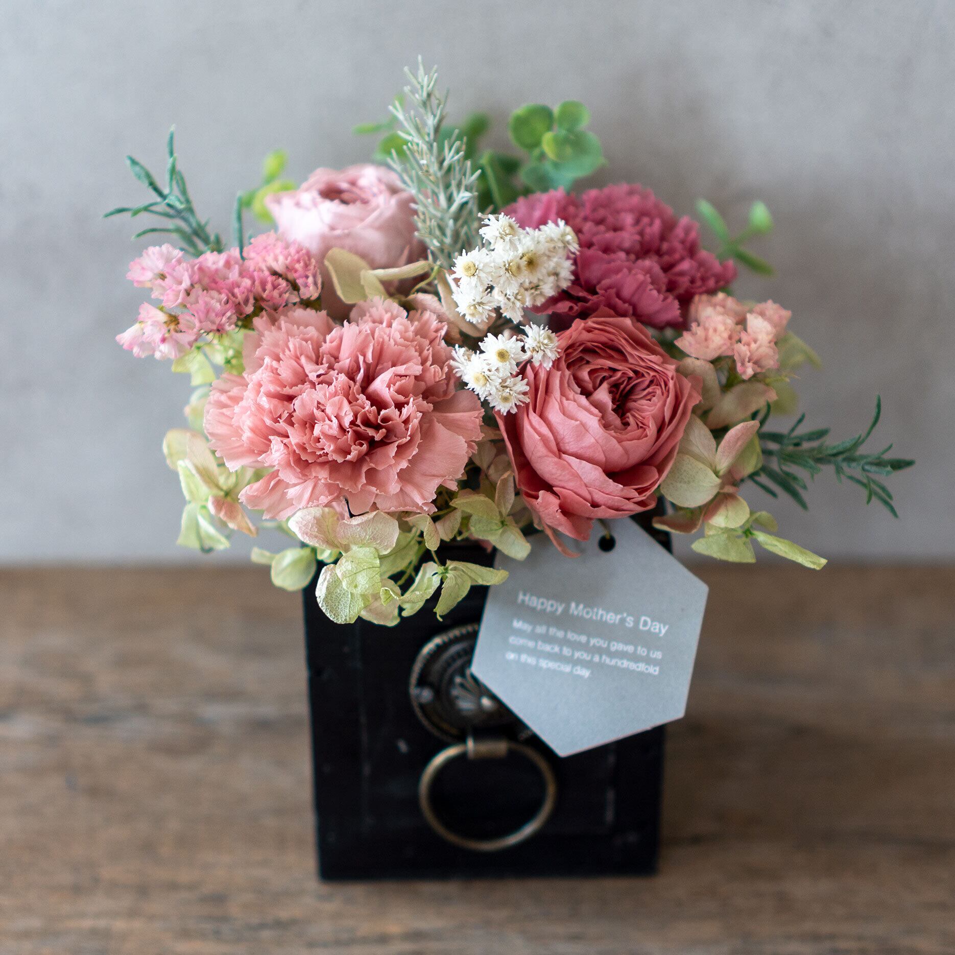 バラとカーネーションのプリザーブドフラワーアレンジメント