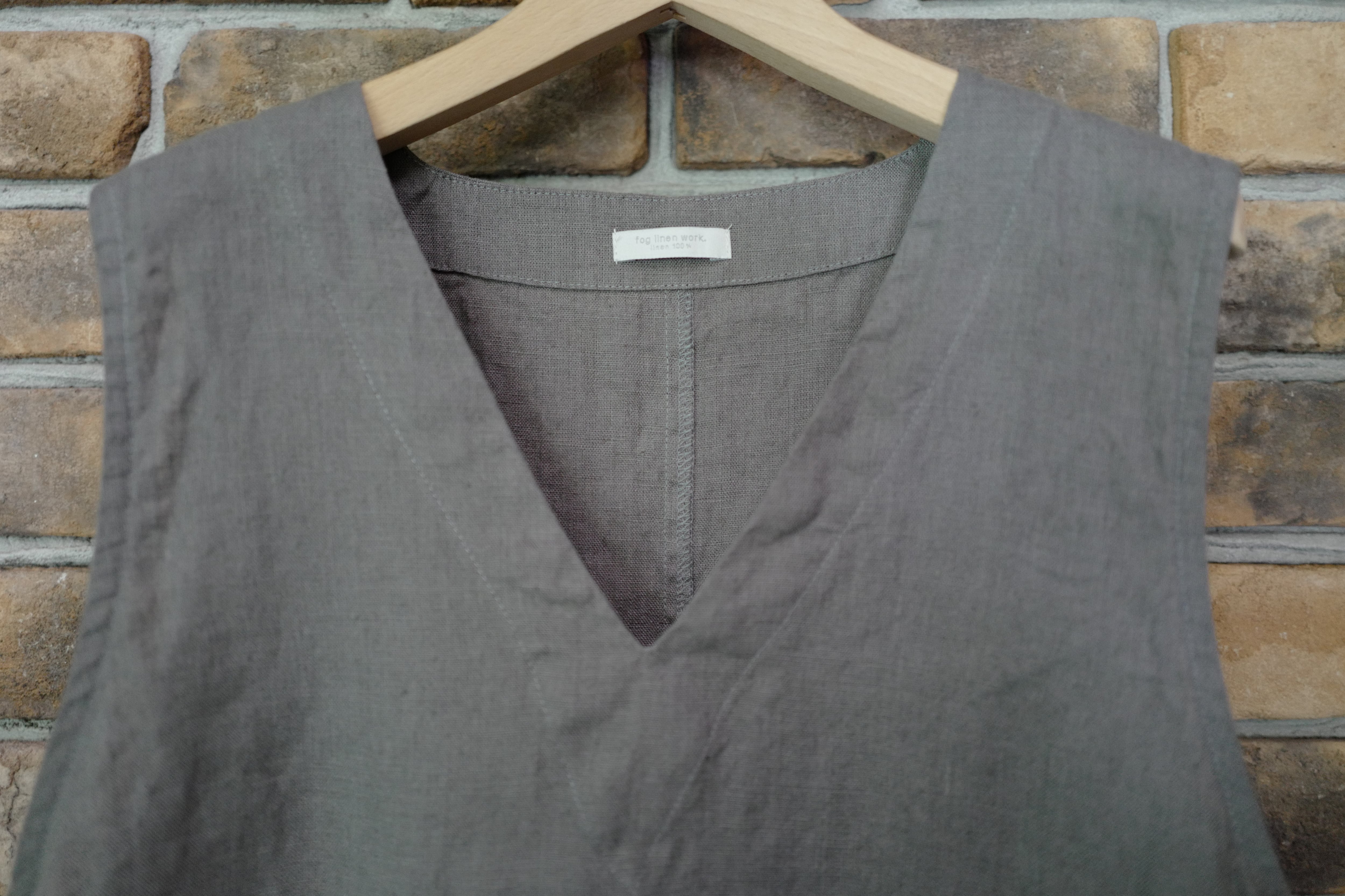 別注》fog linen work｜普通地リネンVネックベスト・ジレ（col.アシェ
