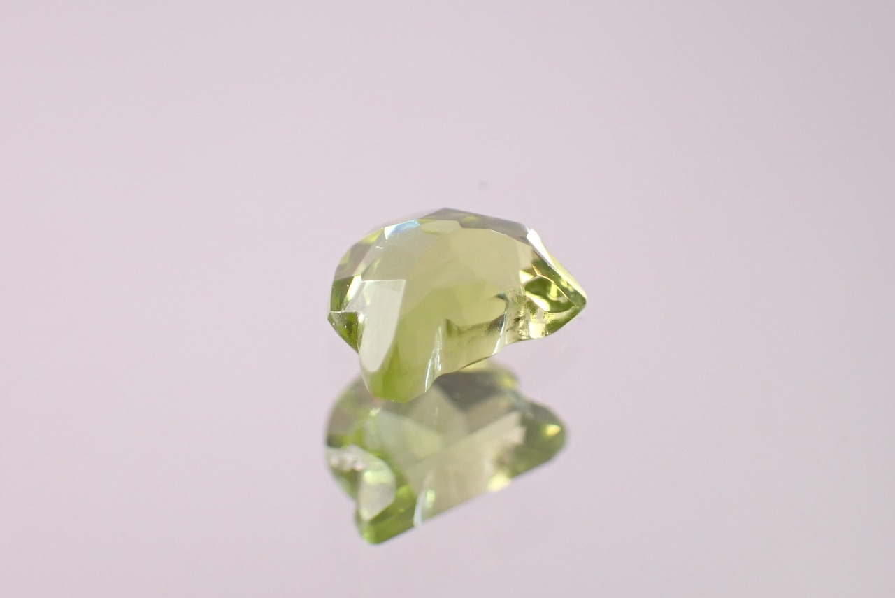 ペリドット(猫カット)　0.70ct　[D2-416]